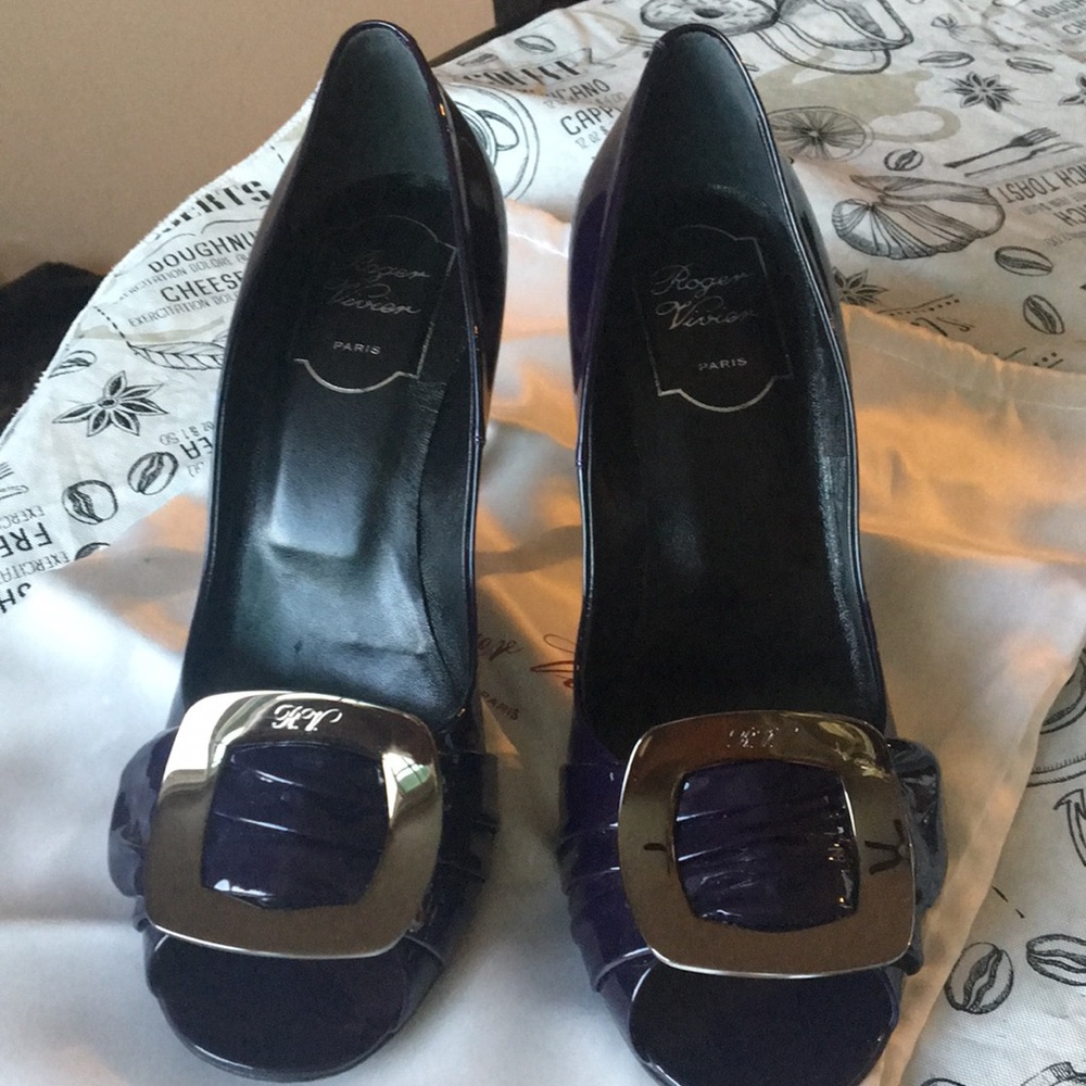 Roger Vivier Spuntata Gigi Peep Toe shoes